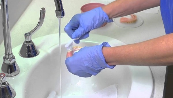 как хранить и чистить зубные протезы квадротти